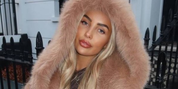 帕尔默新女友现场观战切尔西 穿毛皮上衣尽显时尚