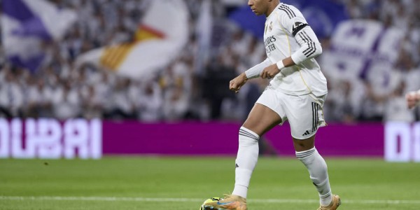 2亿欧豪赌！曼联挖皇马核心，贝林厄姆真会弃欧冠冲红魔？