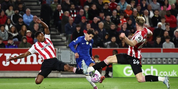 梅西与C罗：两个时代的对决，谁才是足球历史的绝对王者？