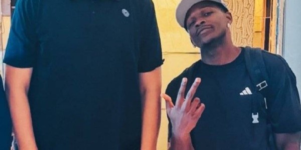 爱德华兹合影姚明 配文:我要隔扣他以此致敬